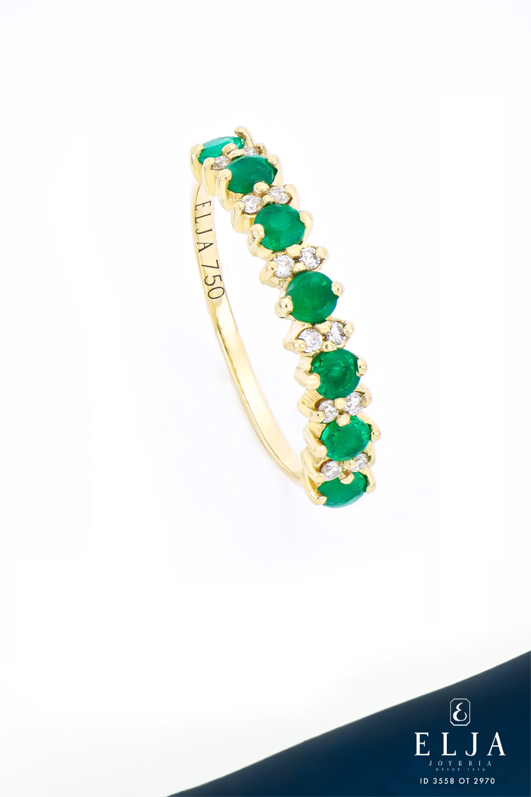 Anillo de esmeraldas y diamantes en oro de 18 quilates