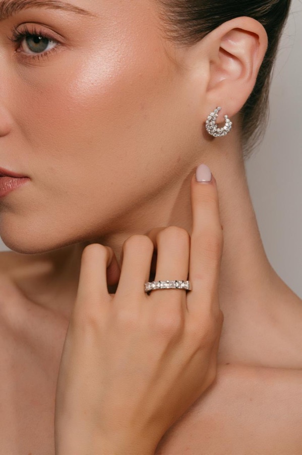 Detalle de arracada de diamantes en modelo ELJA