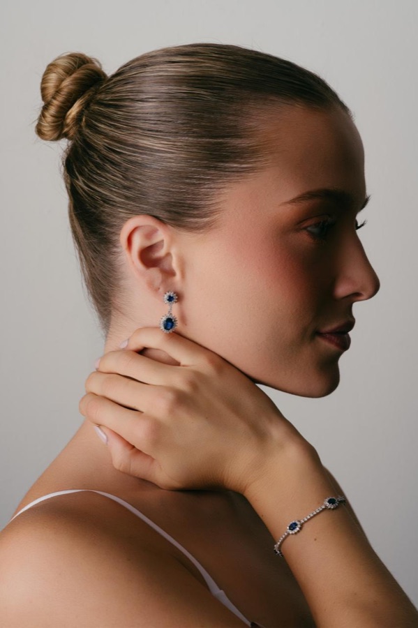Retrato con arracadas y pulsera de zafiros ELJA