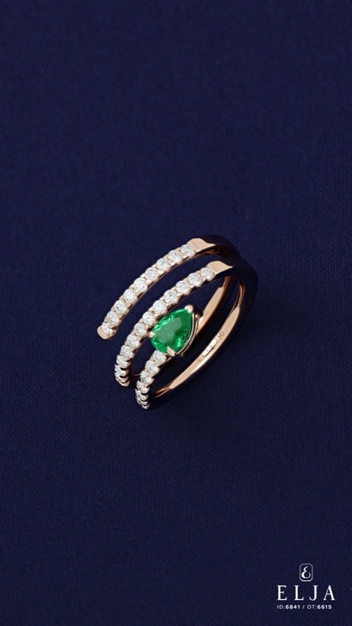 Anillo espiral de esmeraldas y diamantes, símbolo de nueva etapa
