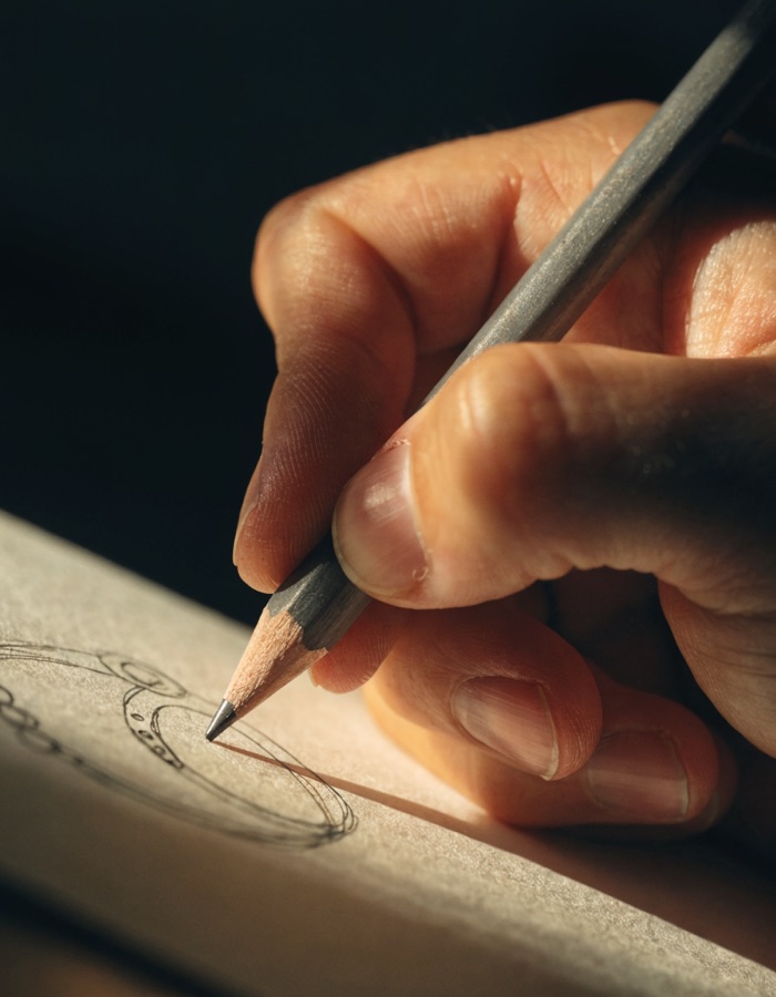 Boceto de una pieza de joyería a lápiz, mano de diseñador ELJA
