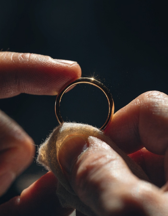 Pulido final de un anillo de oro con paño suave